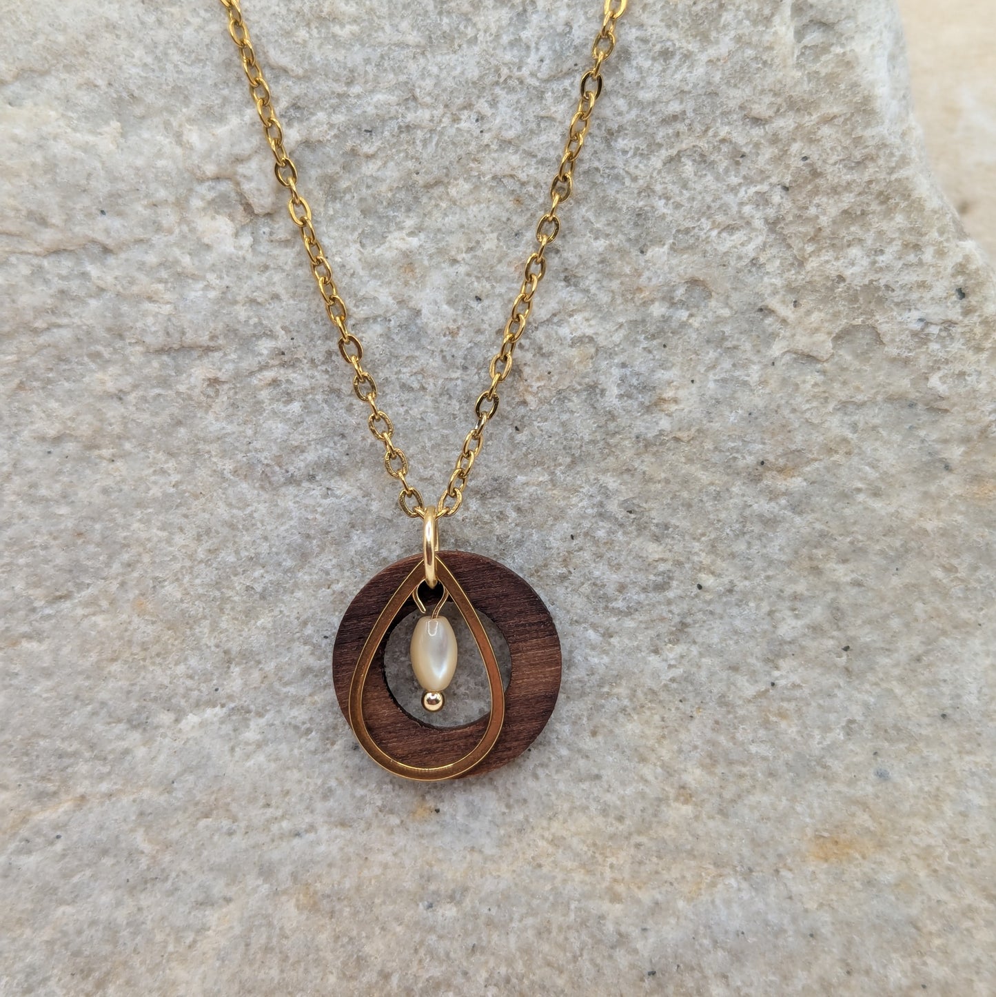 Halskette aus Holz und einer Perlmuttperle