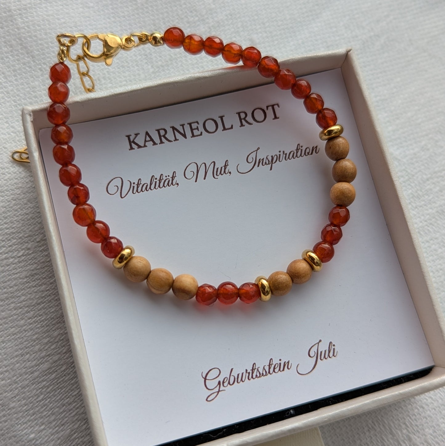 Armband aus Holz und Karneol rot mit einem Verschluss - Geburtsstein Juli