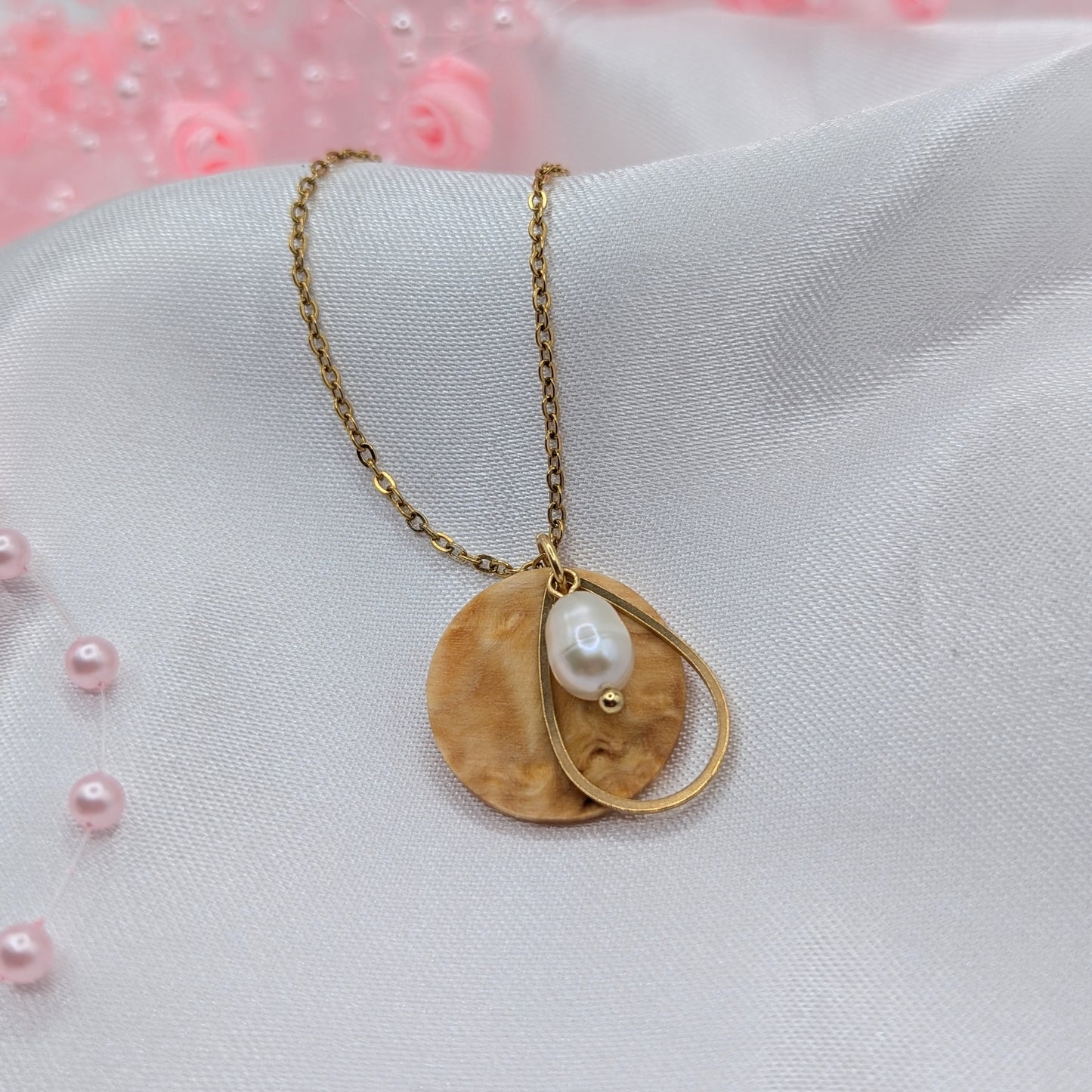 Halskette us Holz (Karelische Birke) mit einer Süßwasserperle