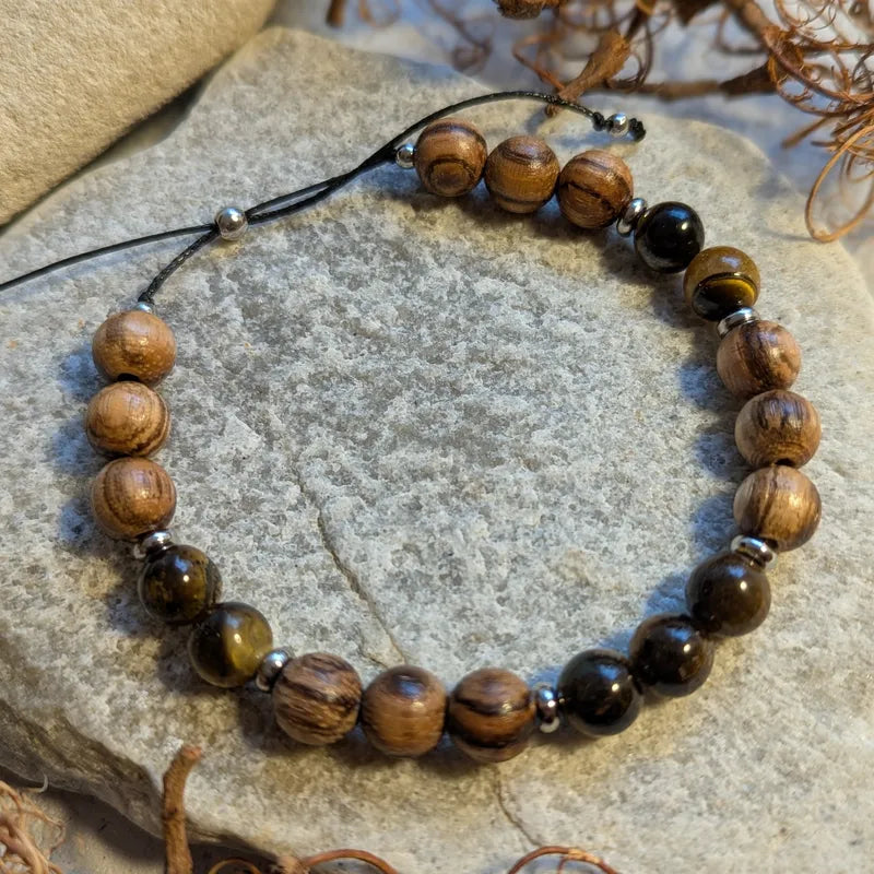 Holzarmband Herren auf einer Schnur aus Tigerauge-Perlen und Walnussholz