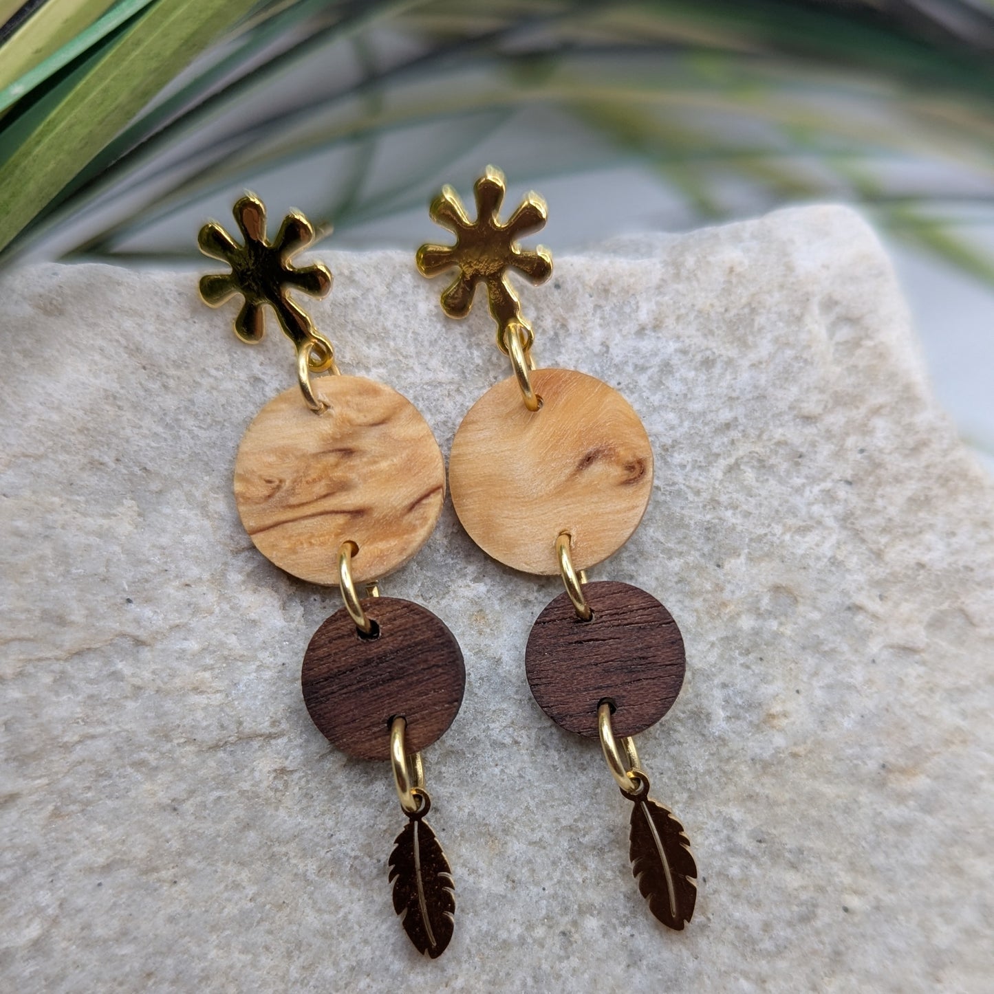 Holzohrringe mit Federn aus Edelstahl