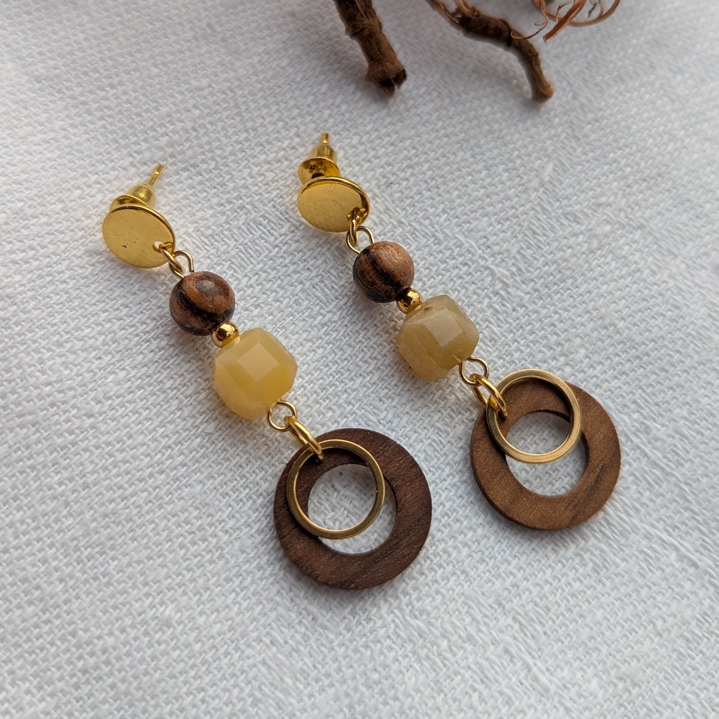 Holzohrringe Walnussholz und gelbe Jade