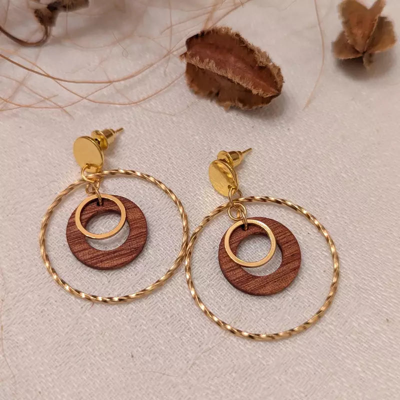Holzohrringe Mahagoni mit zwei goldenen Ringen