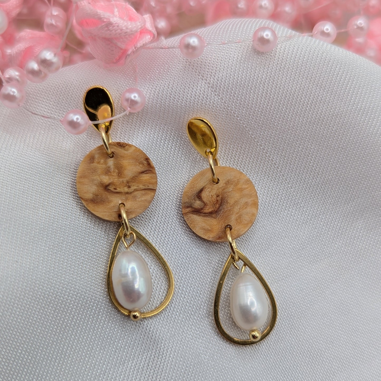 Holzohrringe Karrelische Birke & Süßwasserperle, Tropfenform