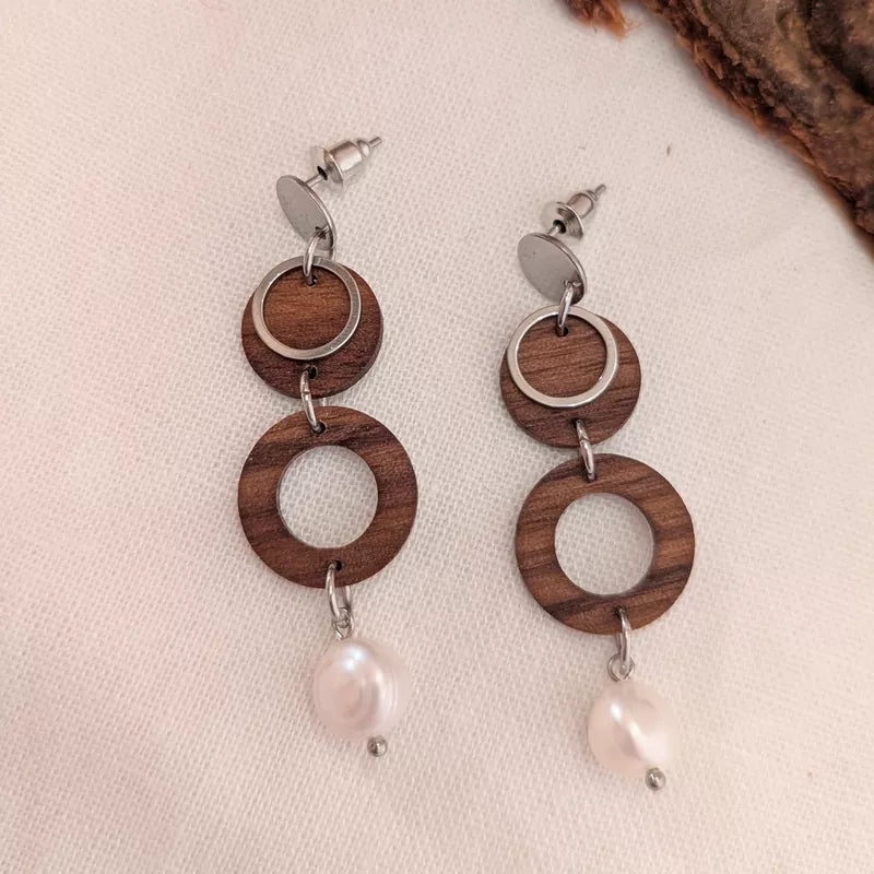 Holzohrringe Walnussholz mit Süßwasserperle unten hängend silbern