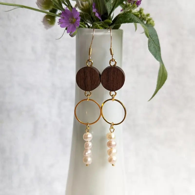 Ohrringe "Perlentraum" aus Holz und Süßwasserpeerlen