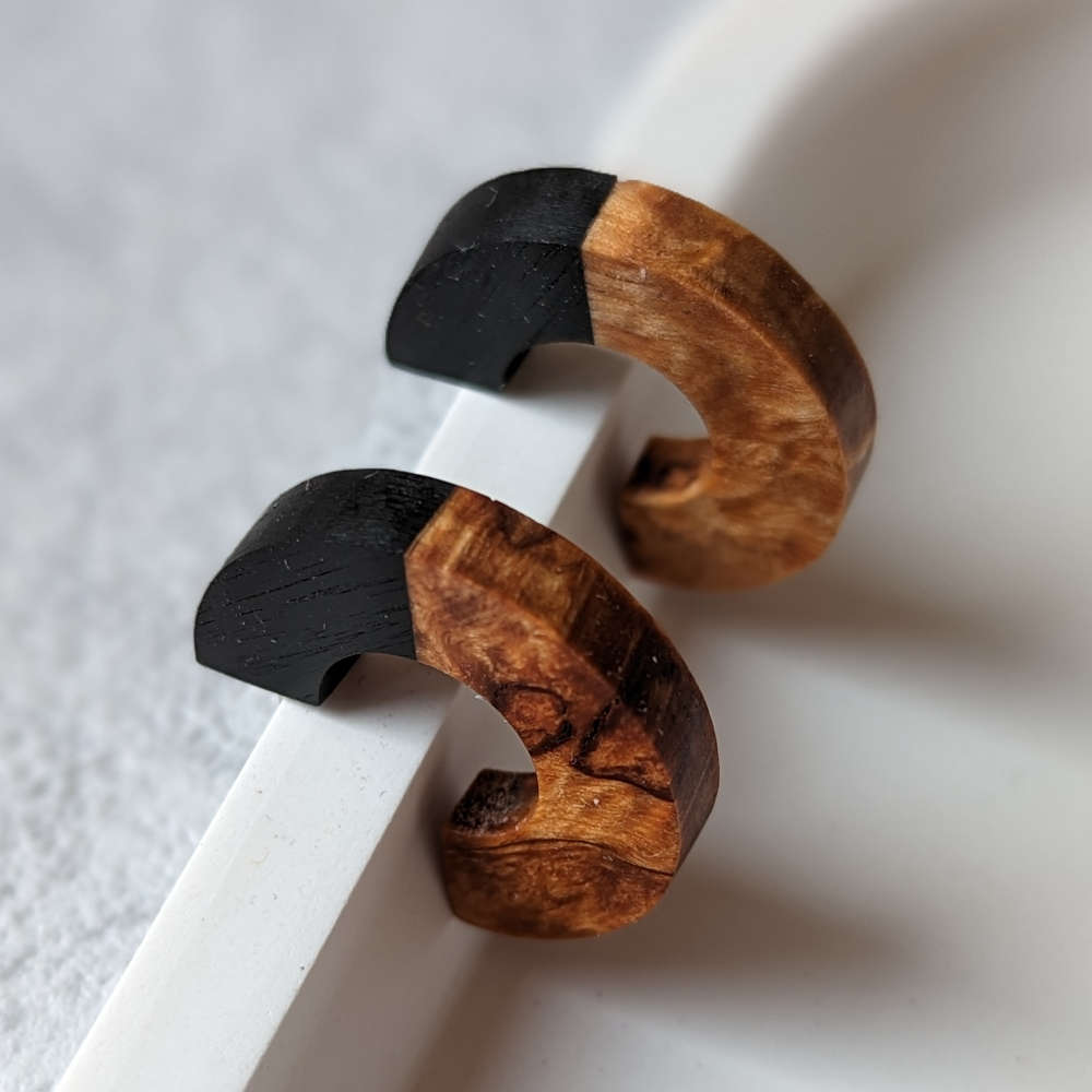 Ohrstecker Holz Charmant / Karelische Birke - schwarze Hainbuche