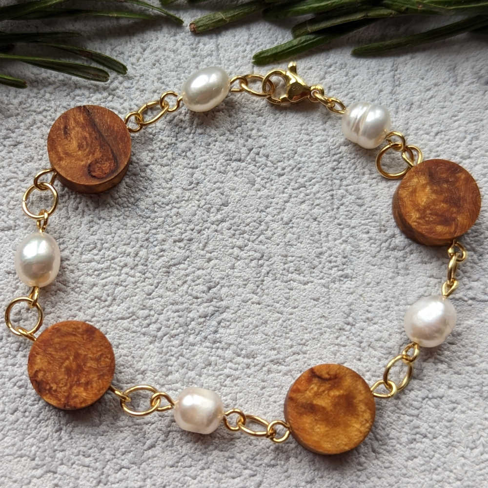 Armband "Alba" aus dem Holz der karelischen Birke und weißen Süßwasserperlen