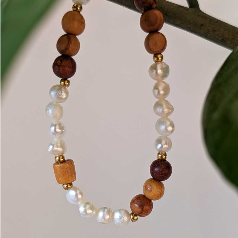Armband Holz mit weißen Süßwasserperlen