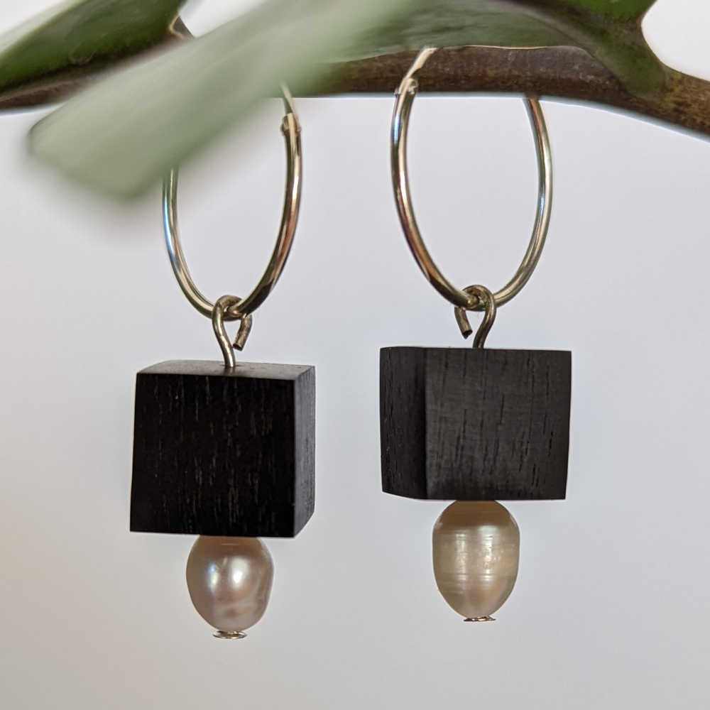 Holz Ohrringe Quader schwarz mit Süßwasserperle