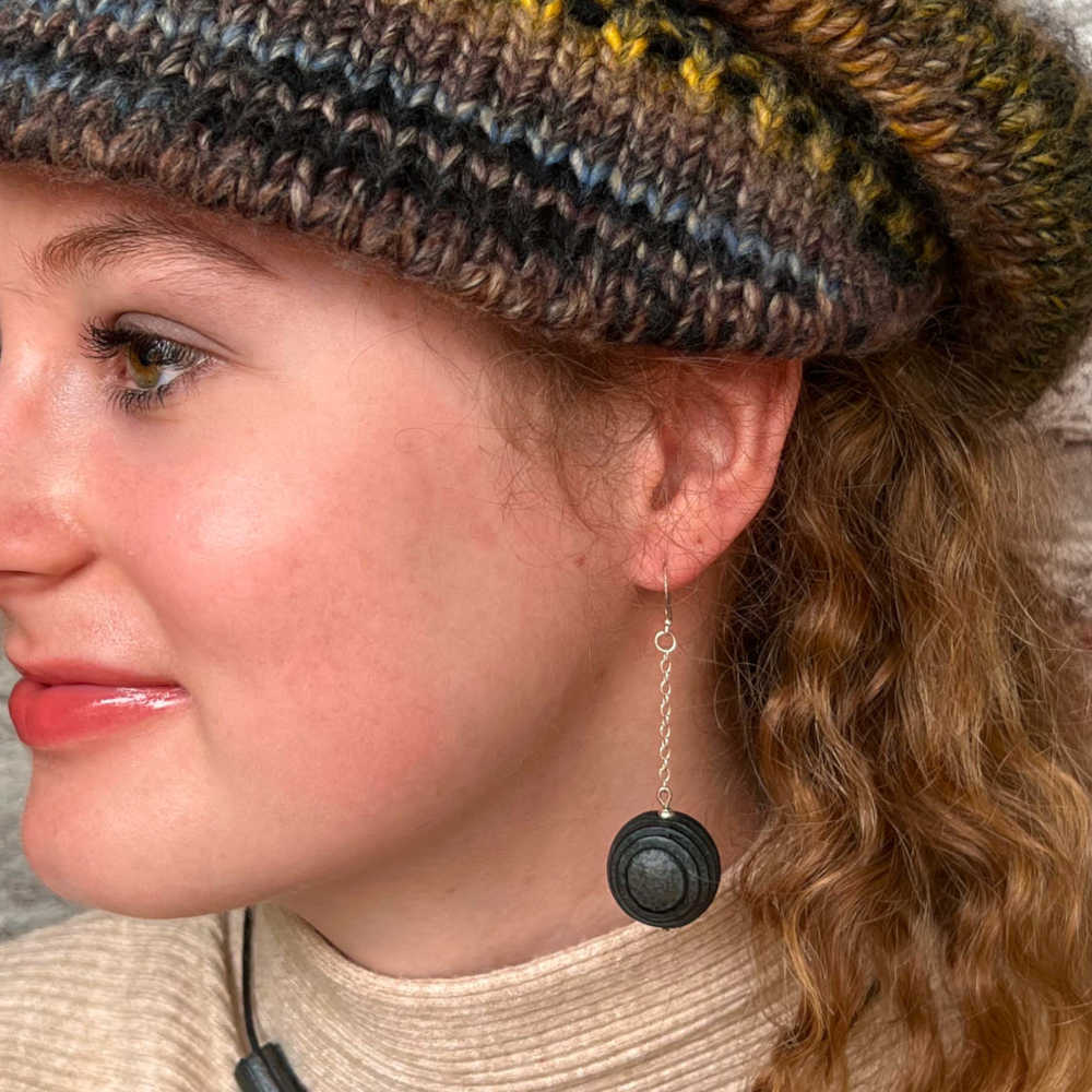 Holzohrringe mit einer Kette Äuglein