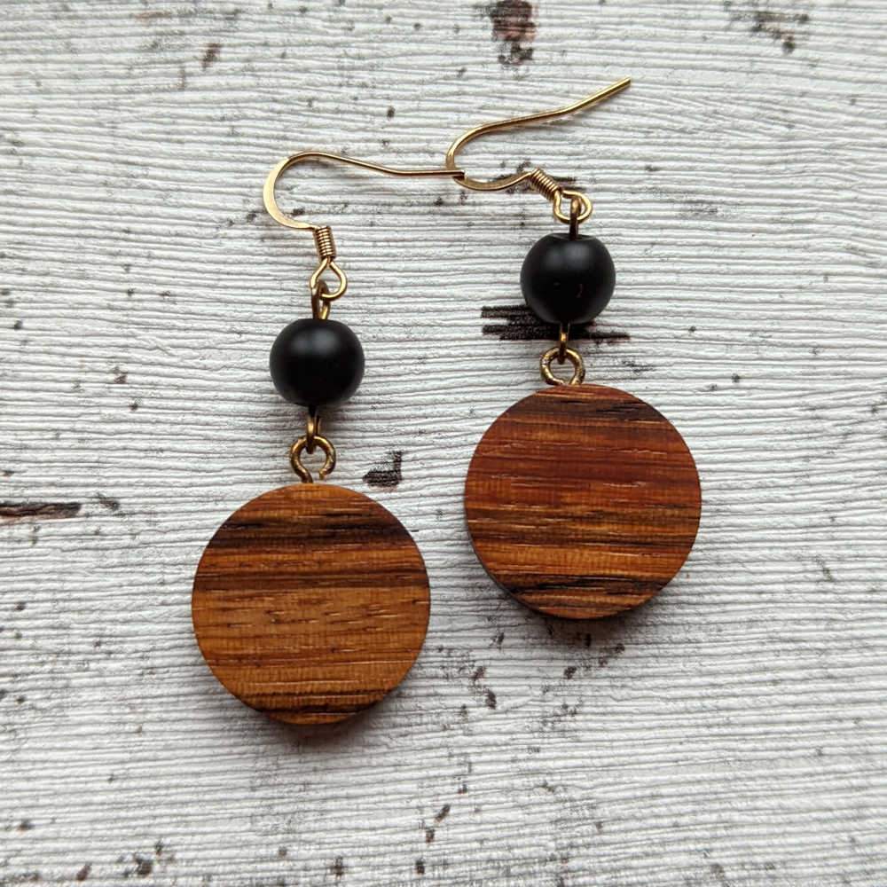 Holzohrringe Caroline rund mit Onyx Zebrano