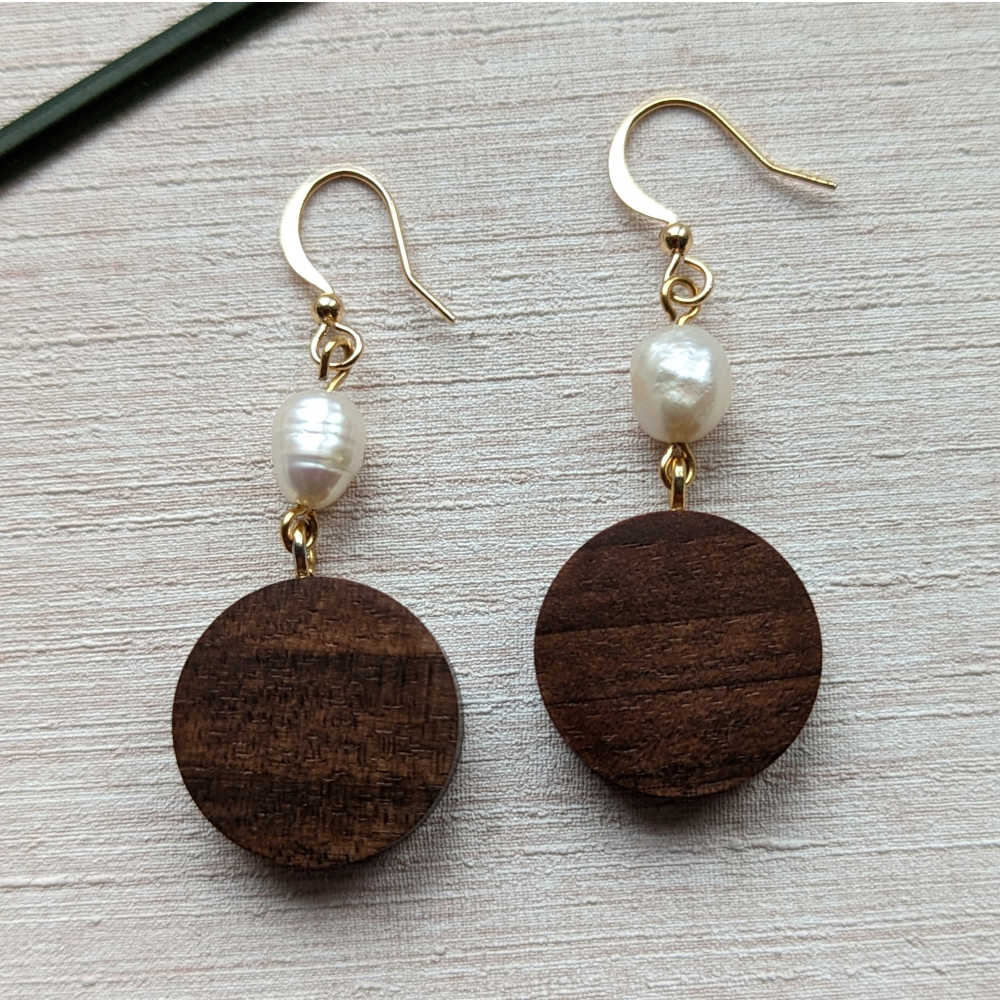 Ohrringe Holz Walnuss braun Süßwasserperle Barock