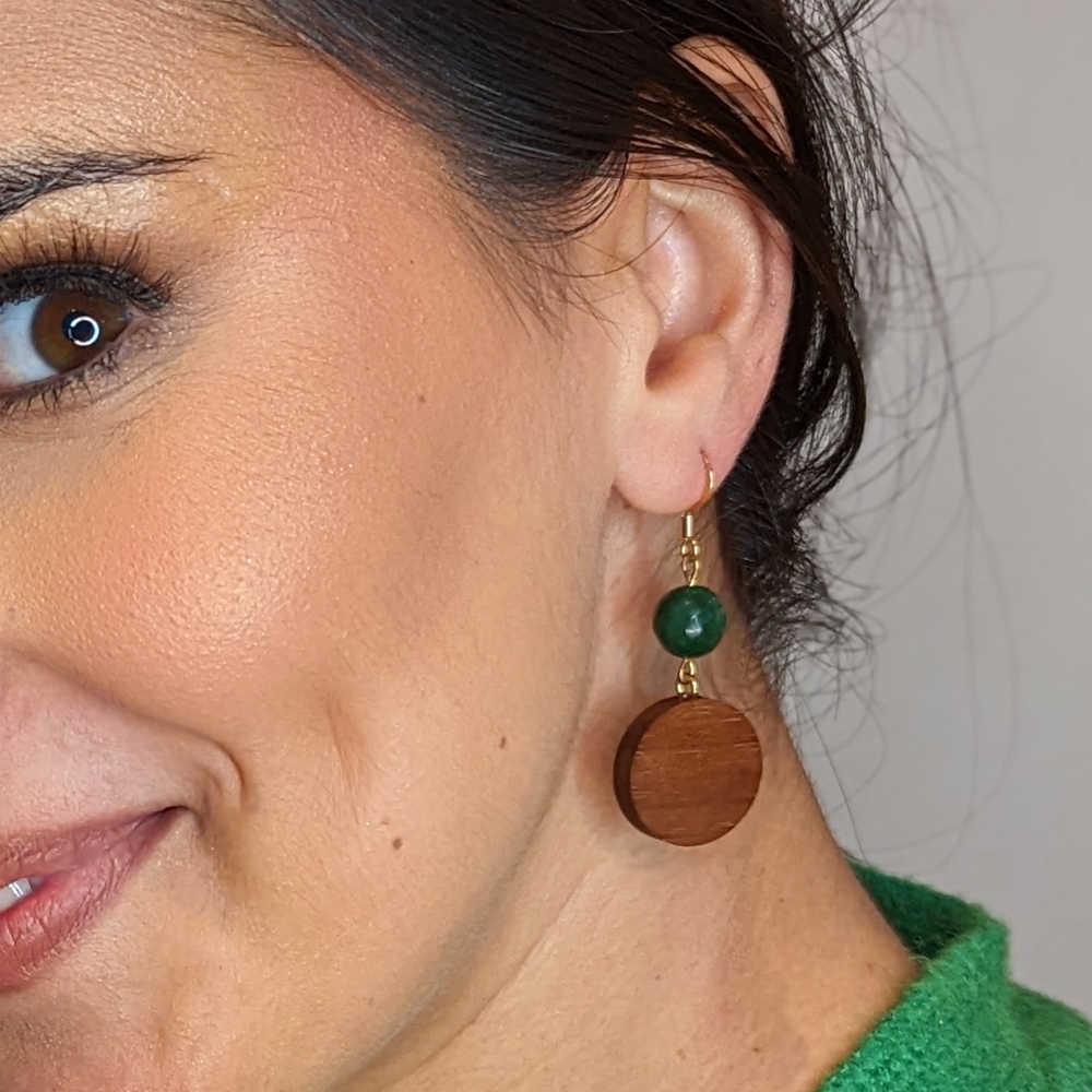 Holzohrringe Florenz mit Jade Nussbaum am Ohr