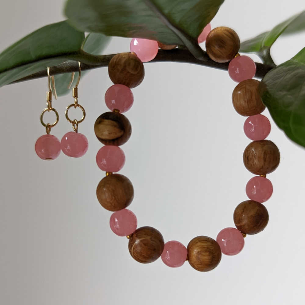 Holzarmband Eiche und Rosa Jade Perlen / Set mit Ohrringen