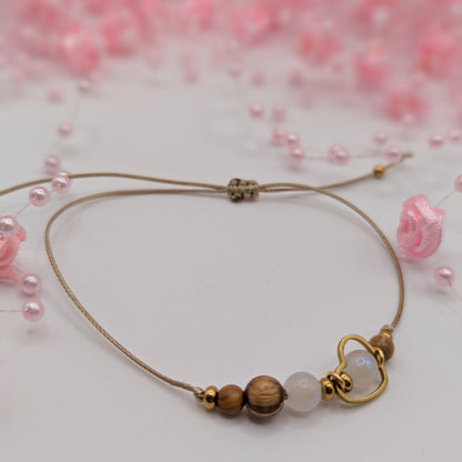 Armband auf einer verstellbaren Schnur mit Holzperlen , Mondsteinperlen und einem Herz