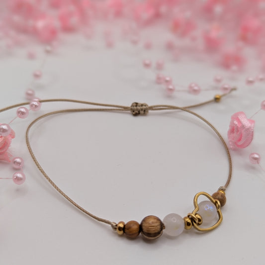 Armband auf einer verstellbaren Schnur mit Holzperlen , Mondsteinperlen und einem Herz