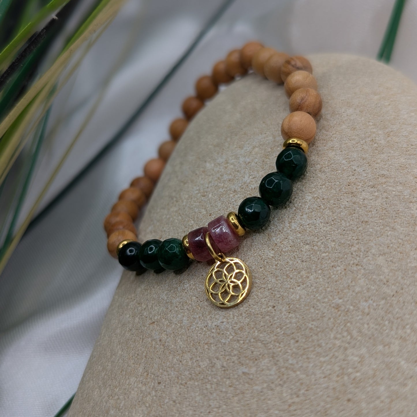 Holzarmband Damen Olivenholz mit früner Jade undrosa Turmalin & Lebensblume Charm