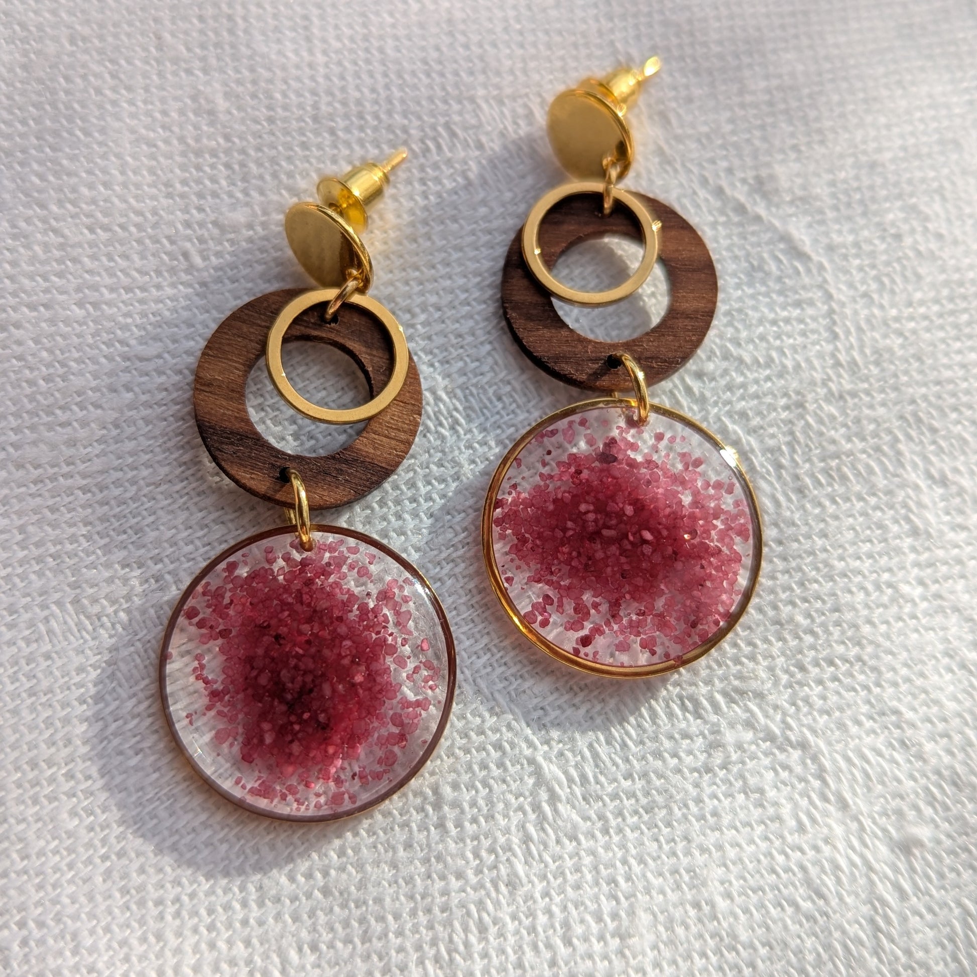 Holzohrringe aus walnuss und Pnksand  in Resin