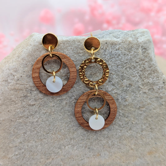 Holzohrringe aus Mahagoniholz mit Perlmutt