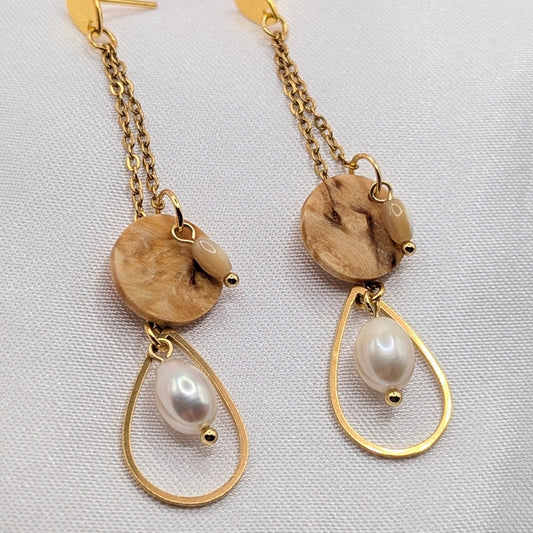 Holzohrringe Karelische Birke mit zwei Ketten hängend, Süßwasserperle und Perlmutt-Perle