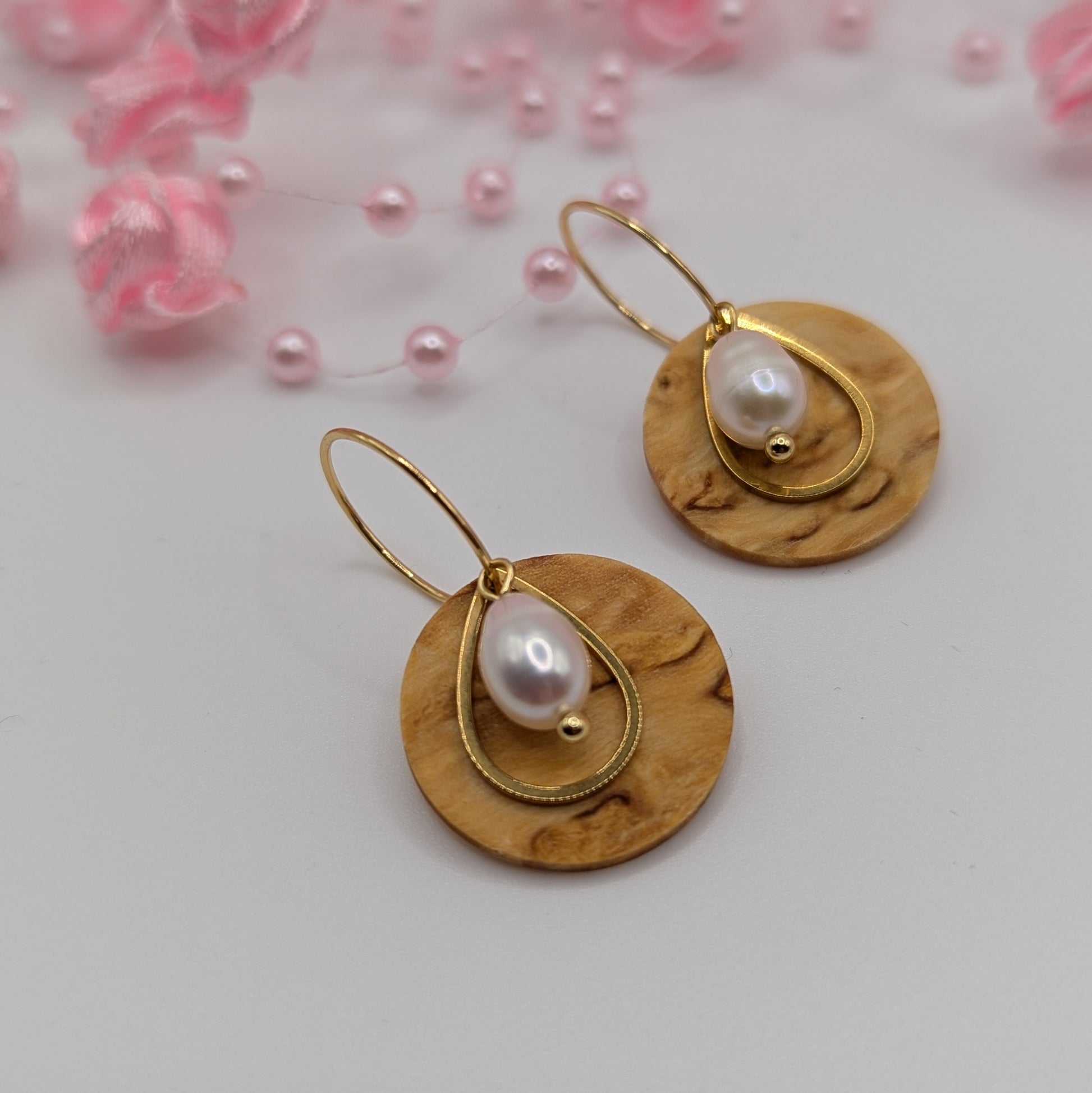 Holzohrringe Karelische Birke und Süßwasserperlen