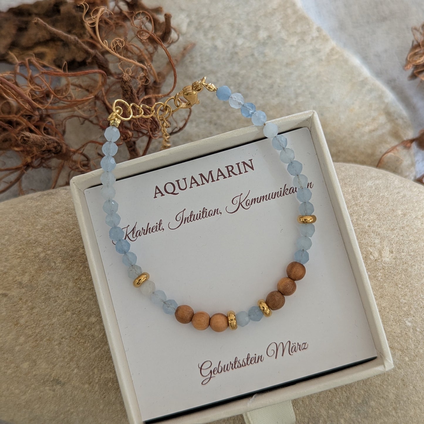 Armband aus Holz und Aquamarin mit einem Verschluss - Geburtsstein März