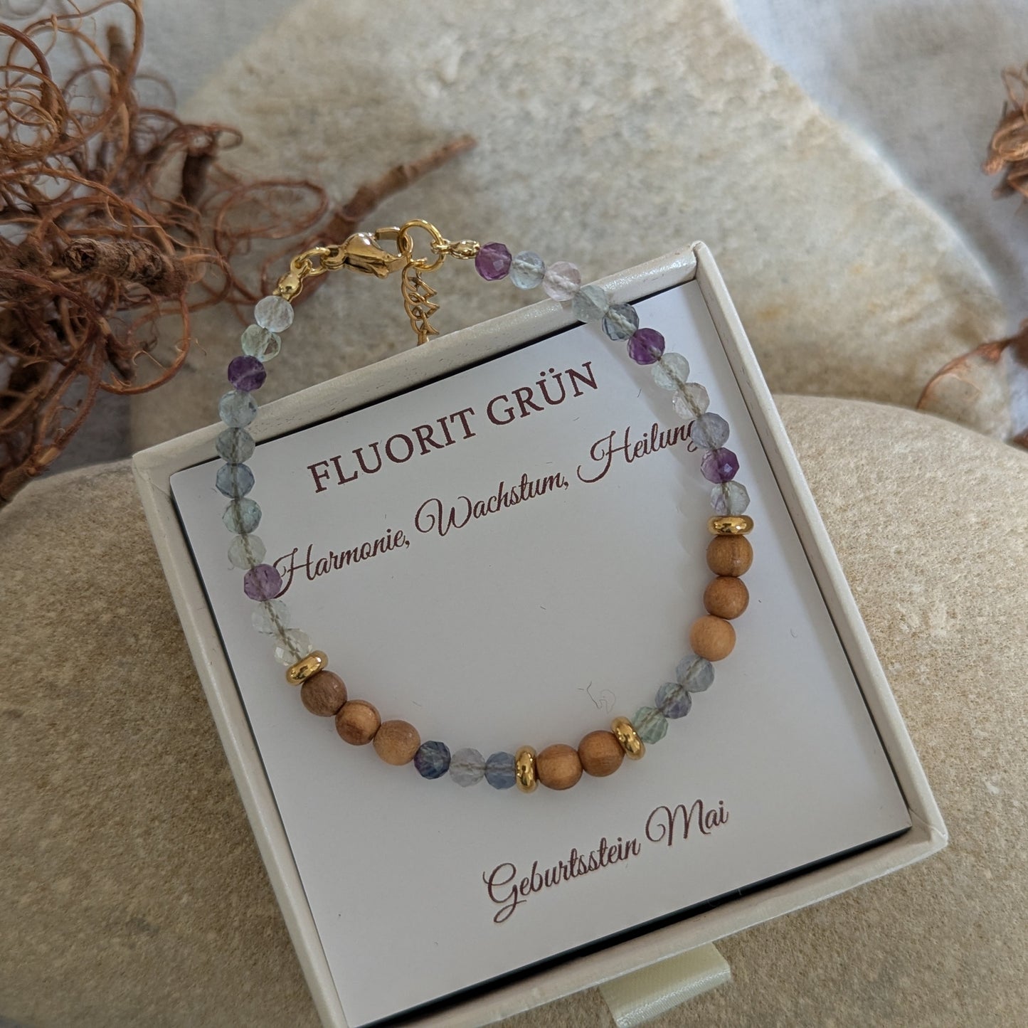 Armband aus Holz und Fluorit mit einem Verschluss - Geburtsstein Mai