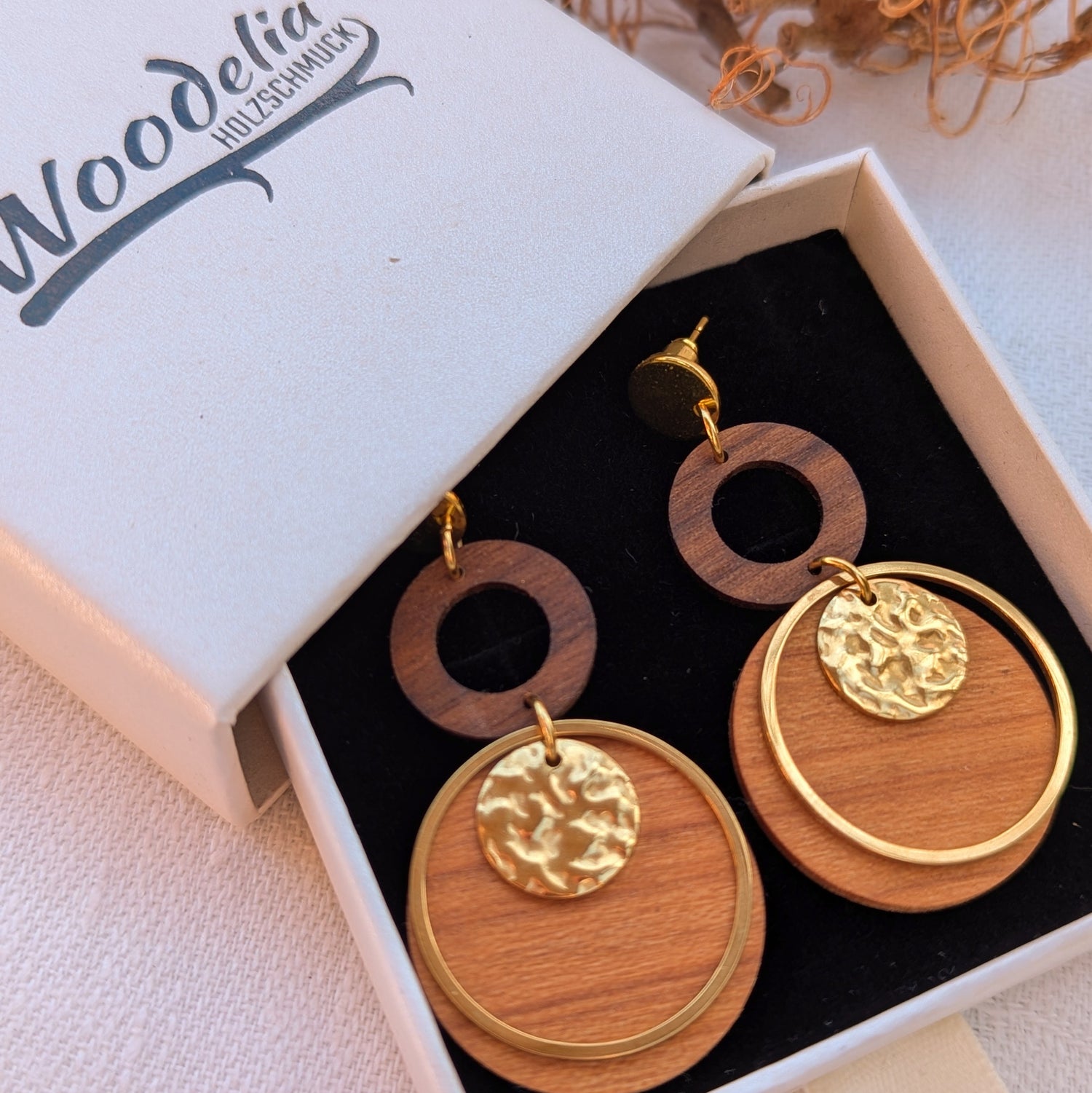 Geschenkbox Woodelia Holzschmuck mit Holzohrringen drinnen