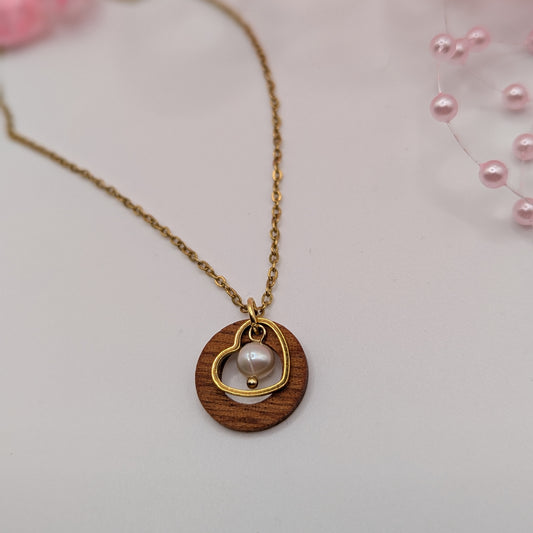 Halskette Mahagoniholz mit einem herzchen und einer Süßwasserperle