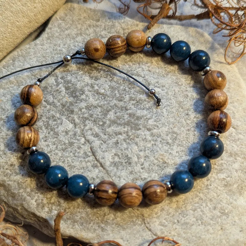 Herrenarmband Holz mit Saphir auf einer Schnur
