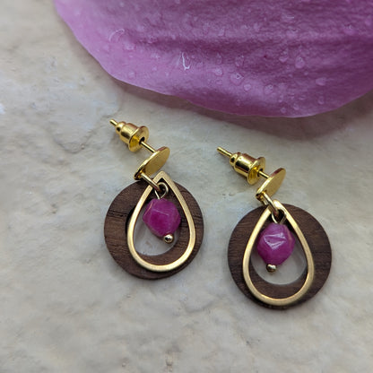 Holzohrringe mit Turmalinstein und Tropfenform