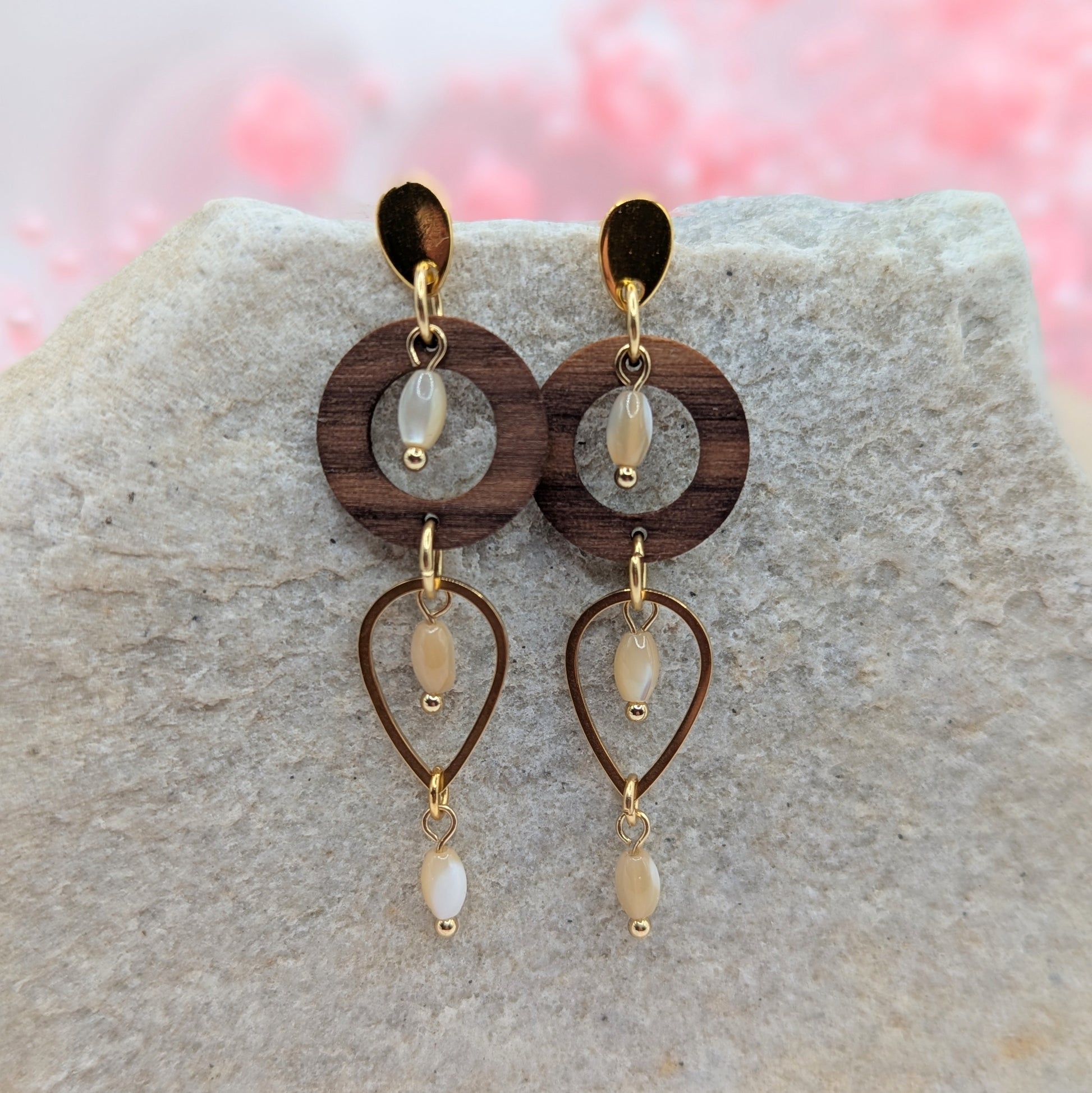 Holzohrringe Walnussholz und Perlmutt-Perlen