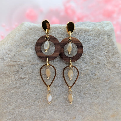 Holzohrringe Walnussholz und Perlmutt-Perlen