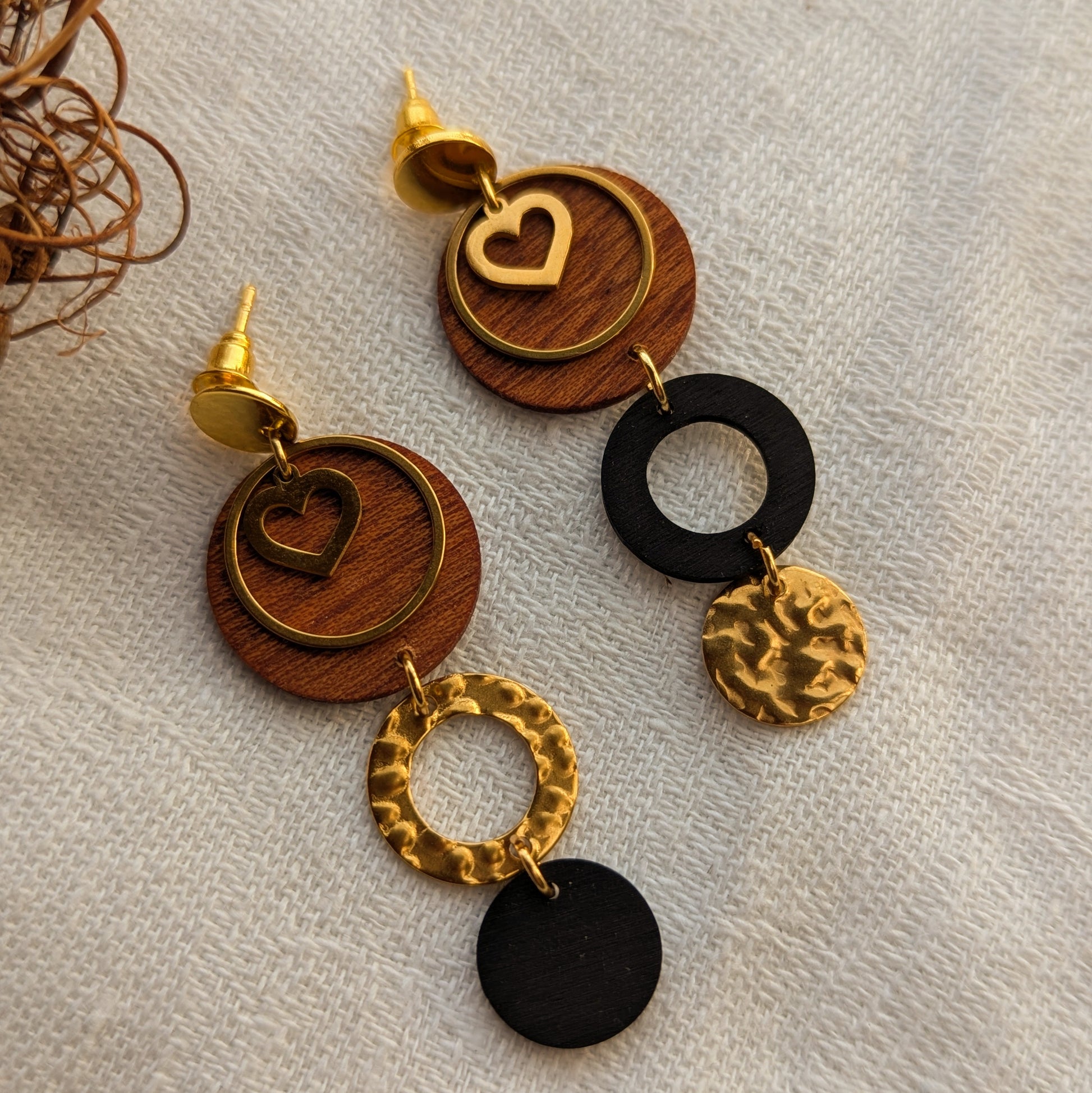 Holzohrringe "Harmonie" mit herzchen aus Ebenholz und Mahagoni