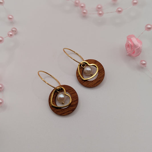 Holzohrringe  Mahagoni mit einem Herz und einer gezüchteten Süßwasserperle