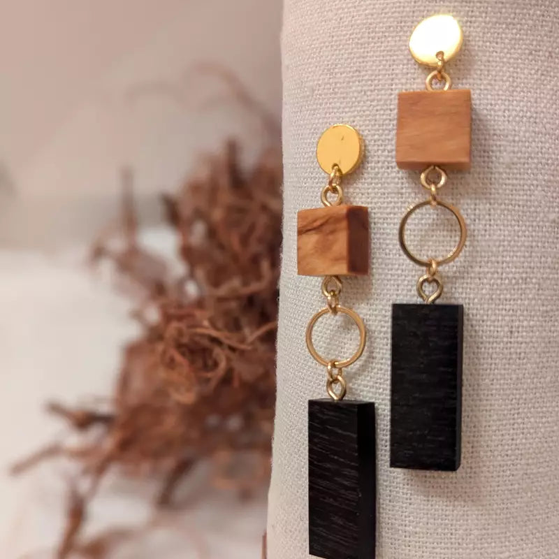 Holzohrringe Morgana: Kombination schwarze Hainbuche / Karelische Birke