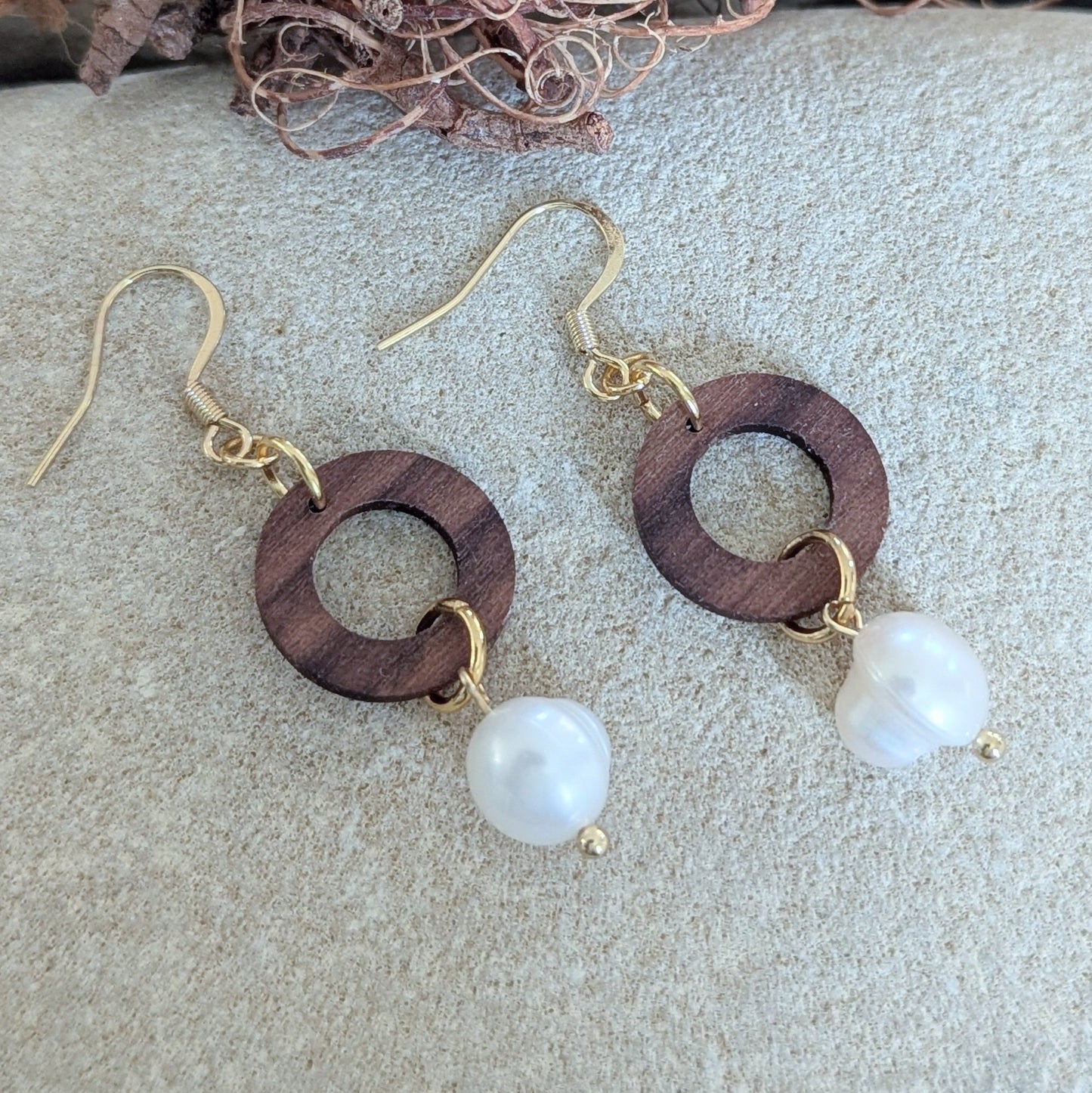 Holzohrringe aturglanz aus Walnussholz und Süßwasserbirke