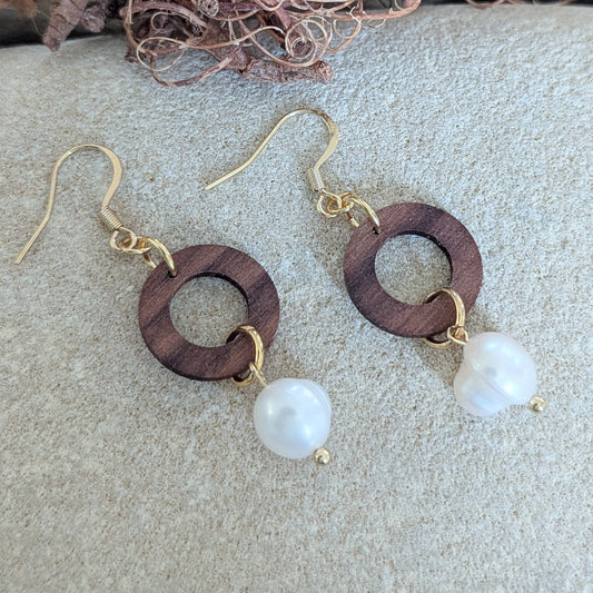 Holzohrringe aturglanz aus Walnussholz und Süßwasserbirke