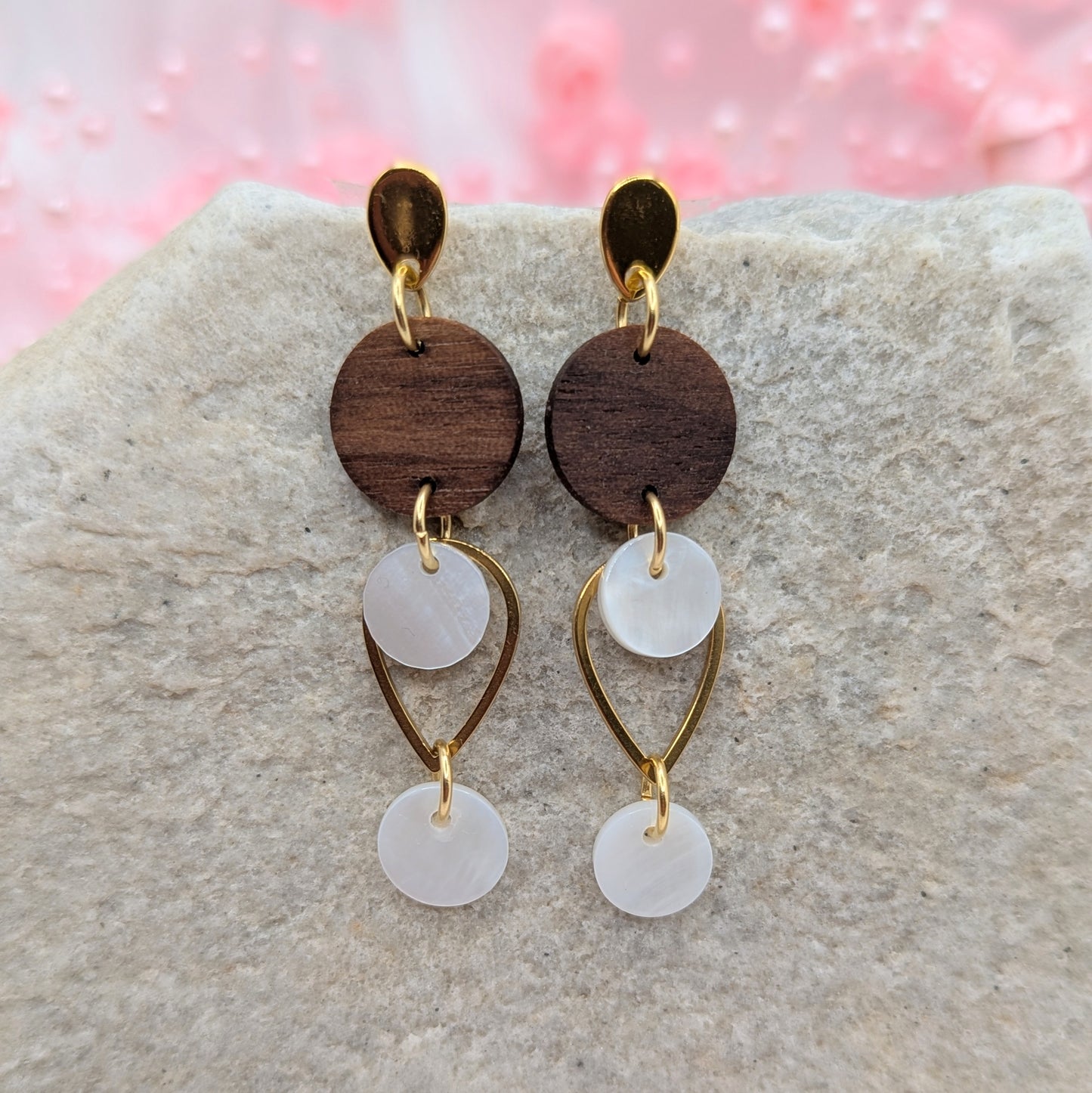 Holzohrringe Walnuss mit Perlenplättchen