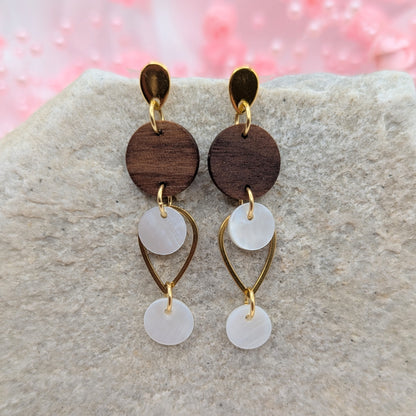 Holzohrringe Walnuss mit Perlenplättchen