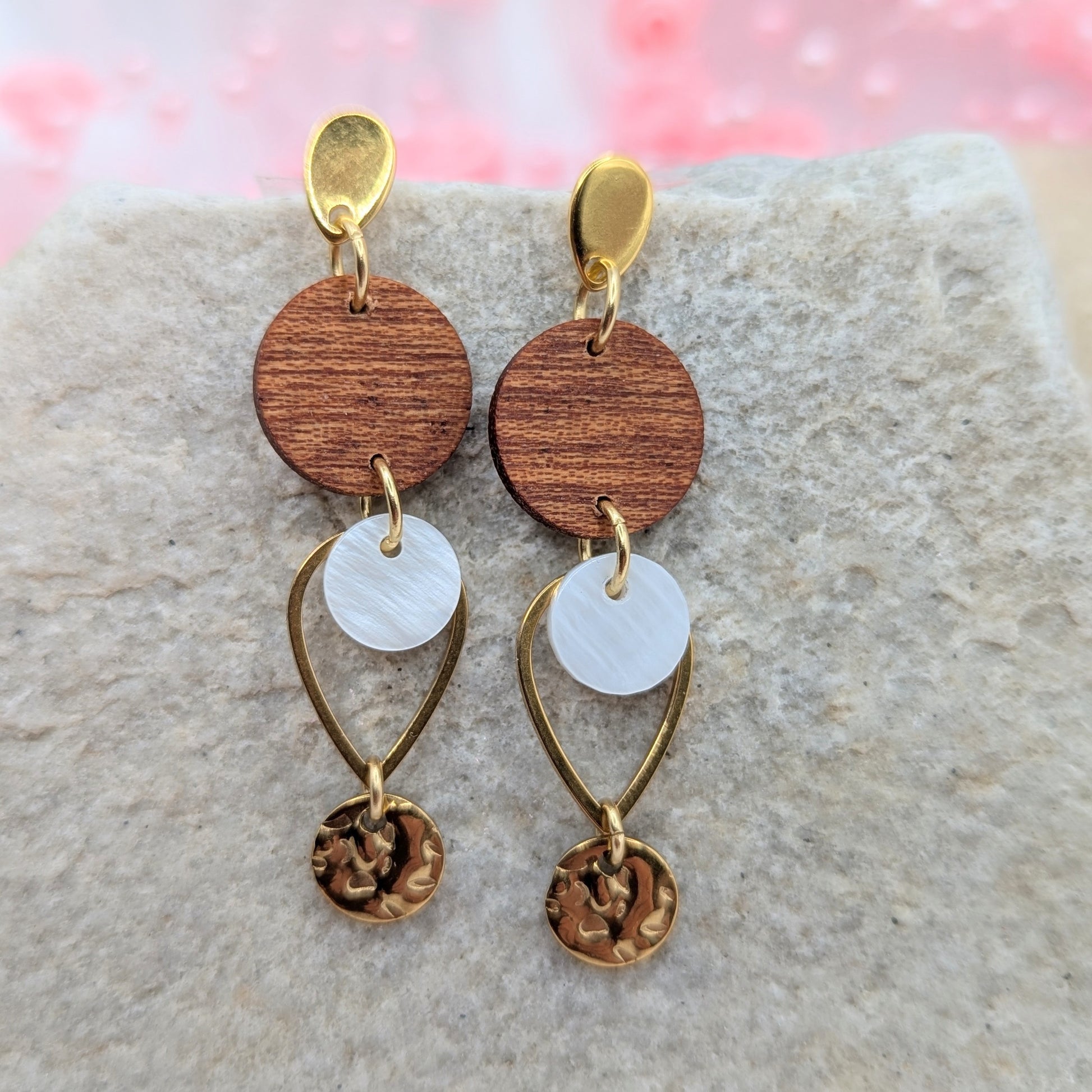 Holzohrringe Mahagonimit Perlenplättchen und goldenem Plättchen