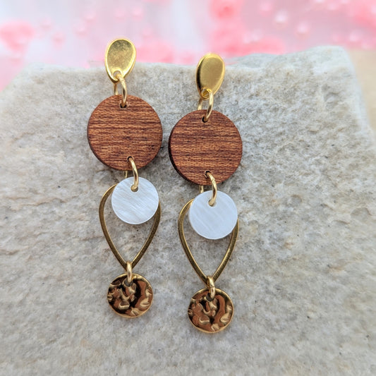 Holzohrringe Mahagonimit Perlenplättchen und goldenem Plättchen