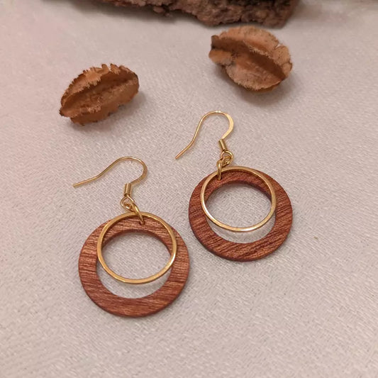 Holzohrringe rund Mahagoni mit einem goldenen Ring