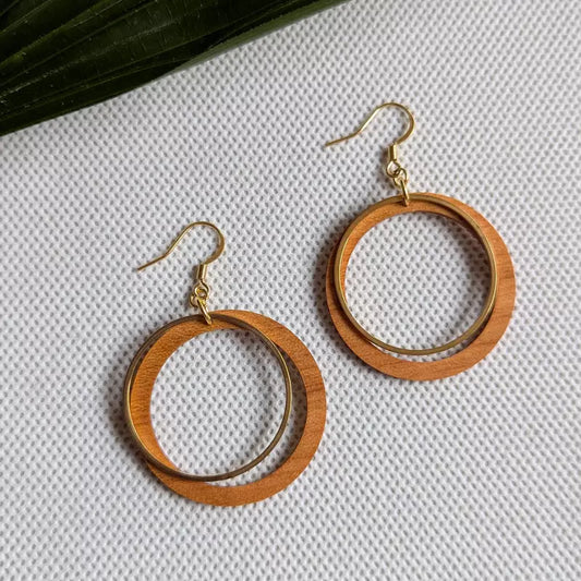 Holzohrringe Verliebt Kirschholz mit einem goldenen Ring