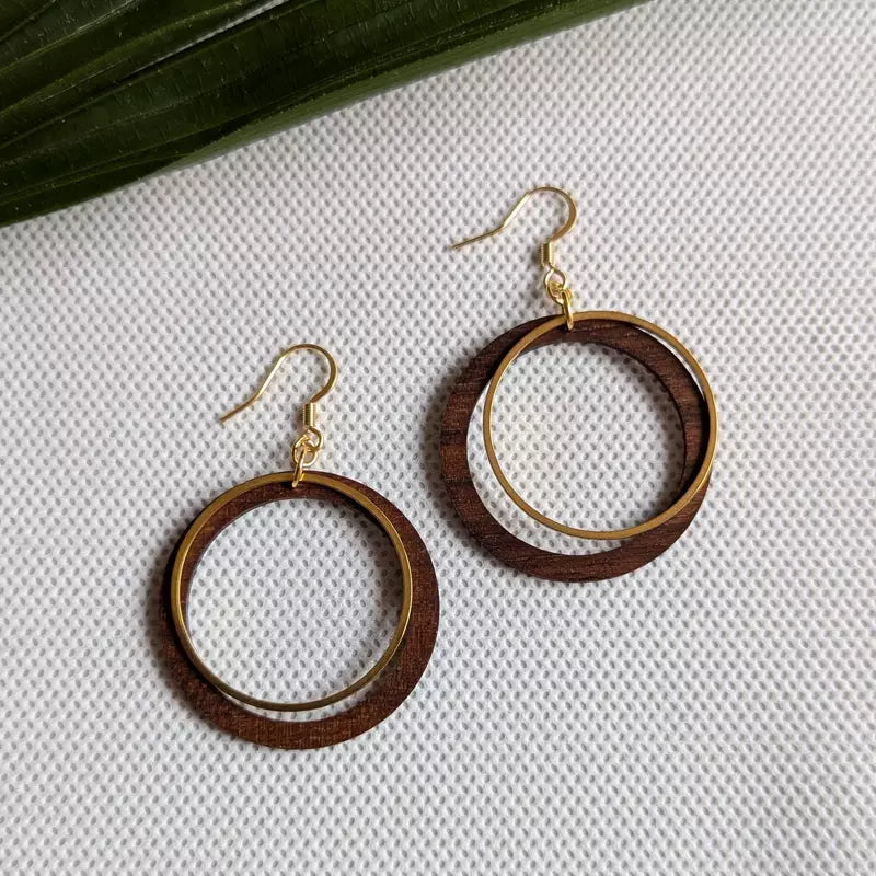 Holzohrringe Verliebt Walnussholz mit einem goldenen Ring