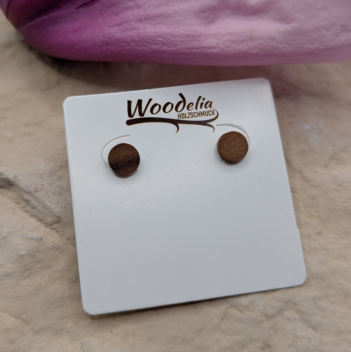 Kleine Holzohrstecker aus Walnuss