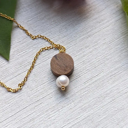 Halskette "Luci" aus Holz mit weißer Perle