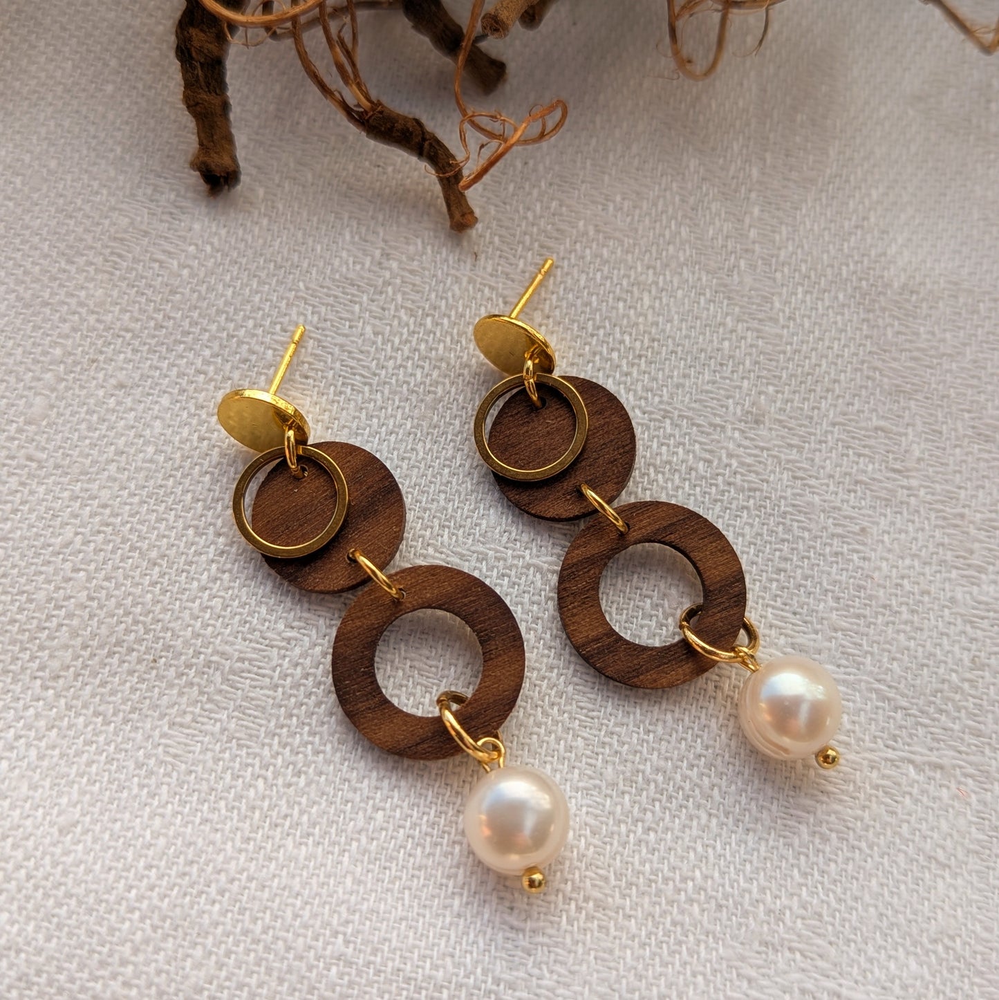 Holzohrringe Perlenglanz aus Walnuss und Süßwasserperle