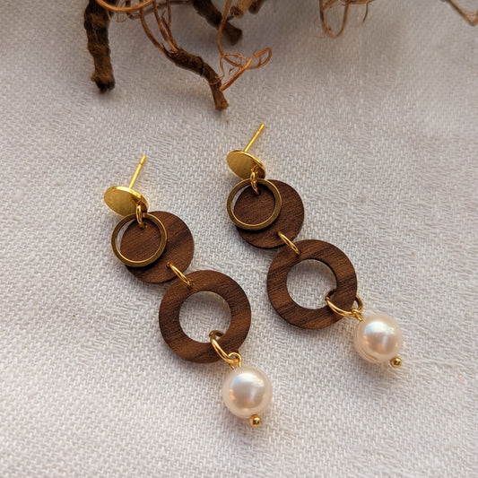 Holzohrringe Perlenglanz aus Walnuss und Süßwasserperle